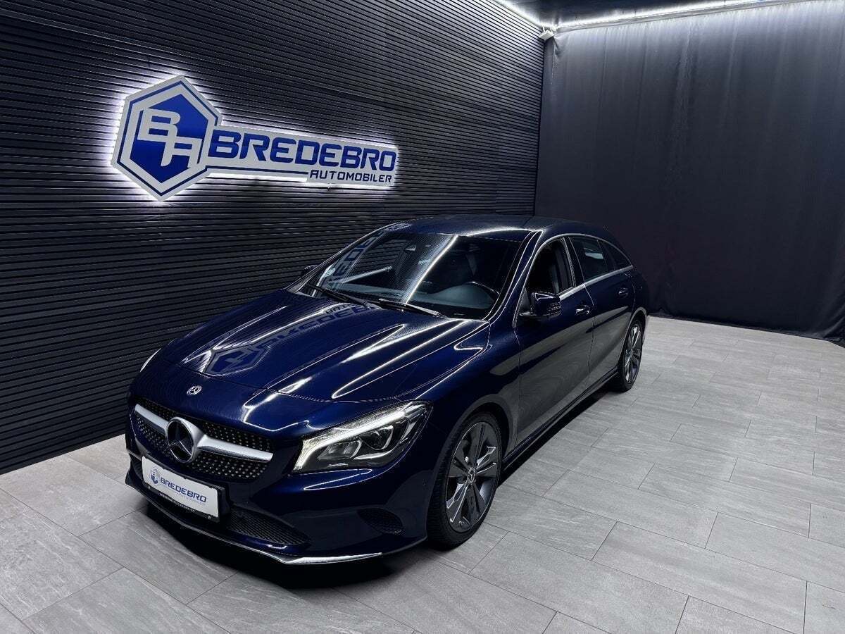 Blå Mercedes CLA200 fra 2018 set udefra
