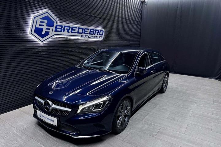 Blå Mercedes CLA200 fra 2018 set udefra