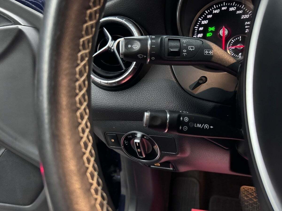 Blå Mercedes CLA200 fra 2018