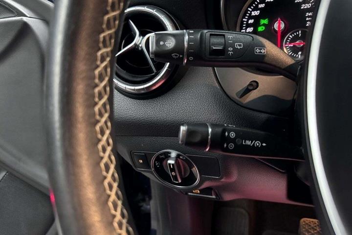 Blå Mercedes CLA200 fra 2018