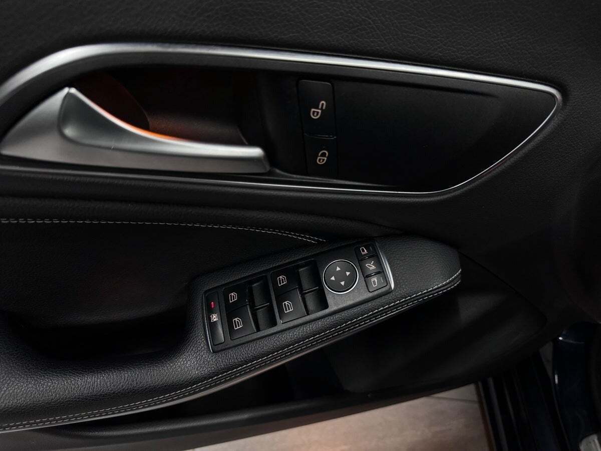 Blå Mercedes CLA200 fra 2018