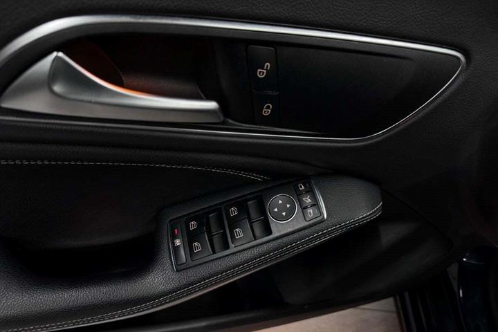 Blå Mercedes CLA200 fra 2018