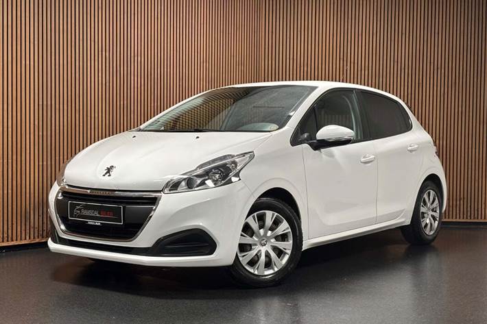 Hvid Peugeot 208 fra 2019 set udefra