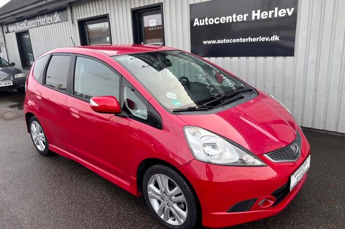 Rød Honda Jazz fra 2009 set udefra