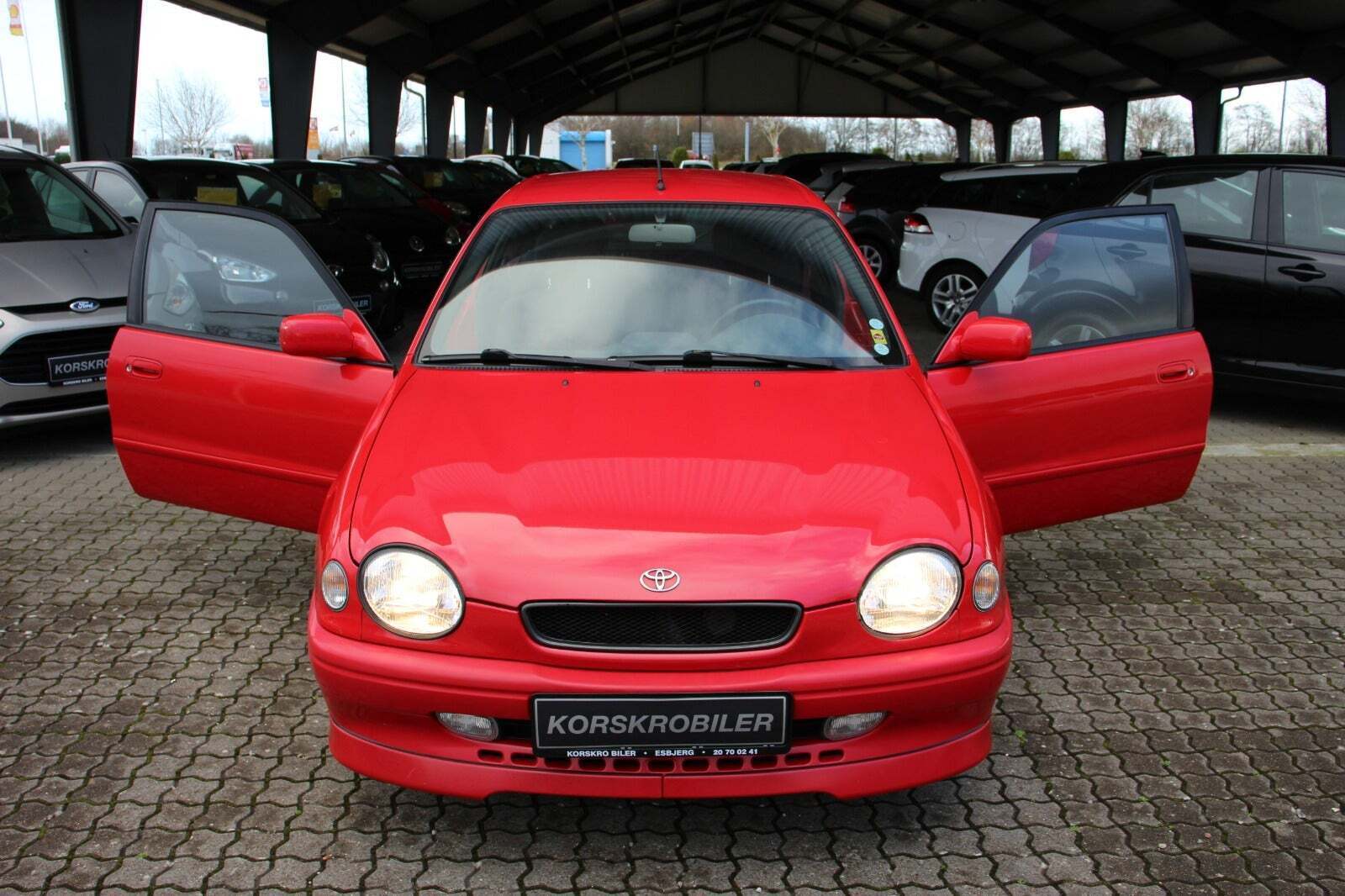 Rød Toyota Corolla fra 1999
