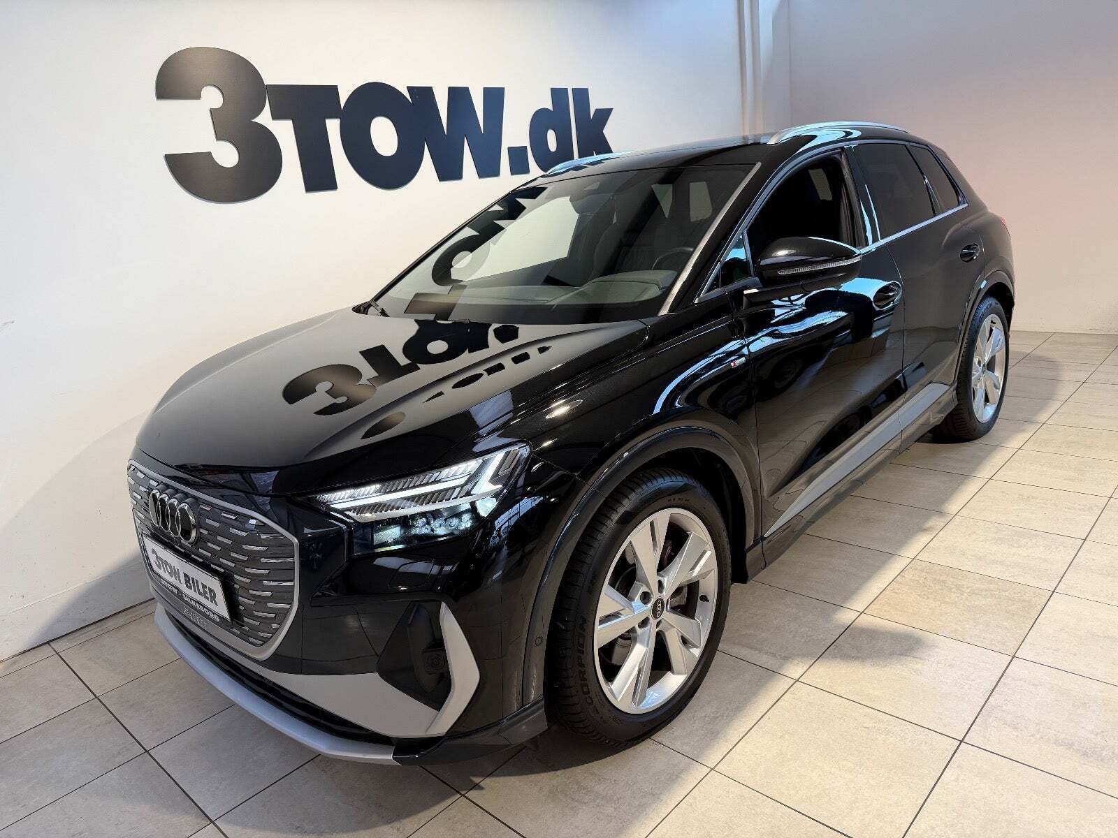 Sort Audi Q4 e-tron fra 2023 set udefra