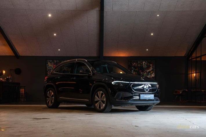 Sort Mercedes EQA250 fra 2023 set udefra