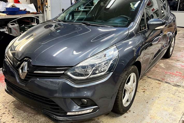 Grå Renault Clio IV fra 2018 set udefra