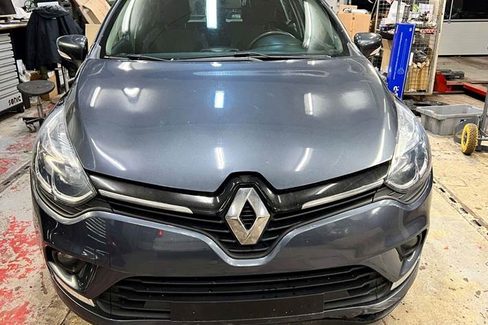 Grå Renault Clio IV fra 2018