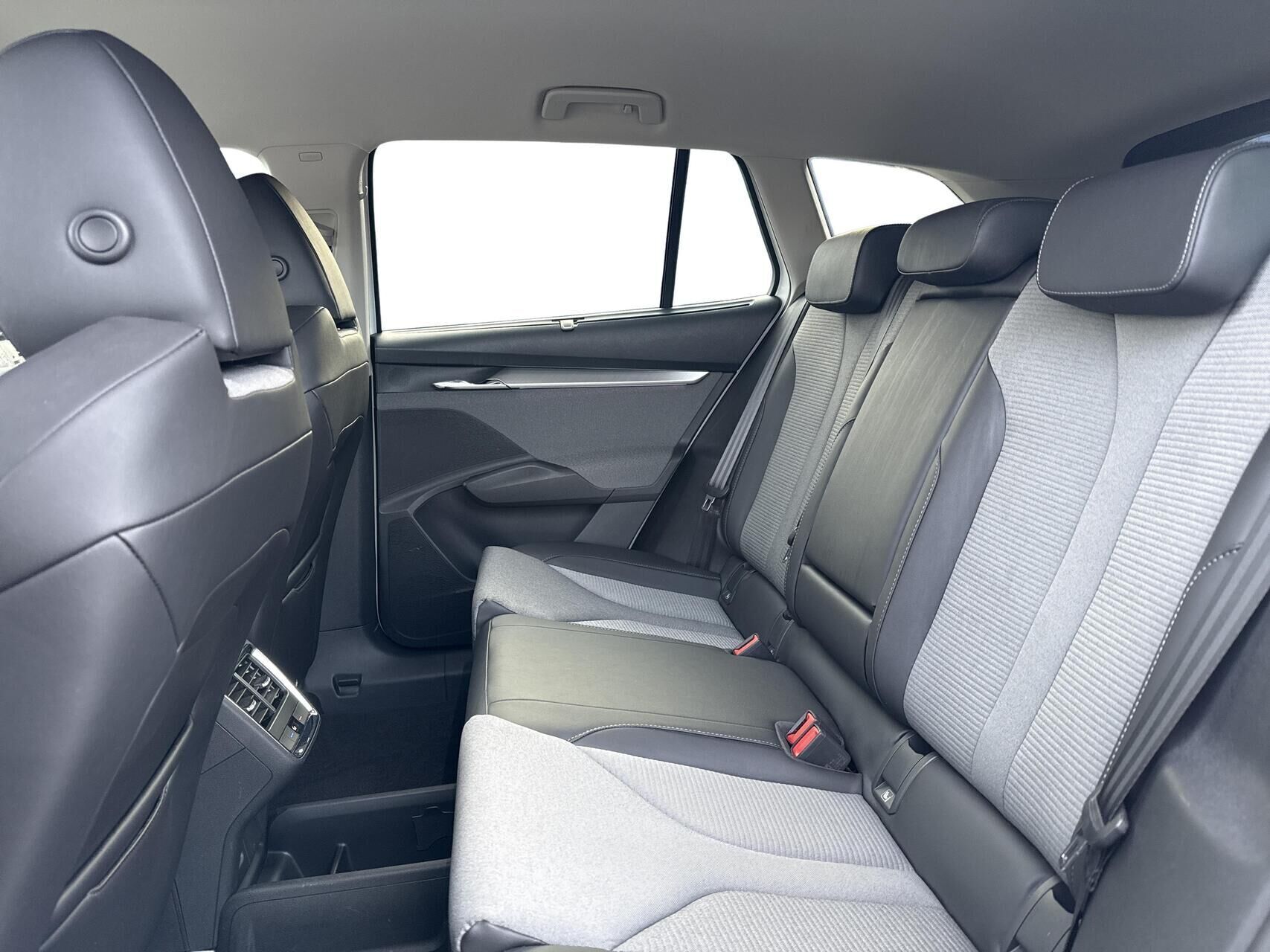 Hvid Skoda Enyaq fra 2022