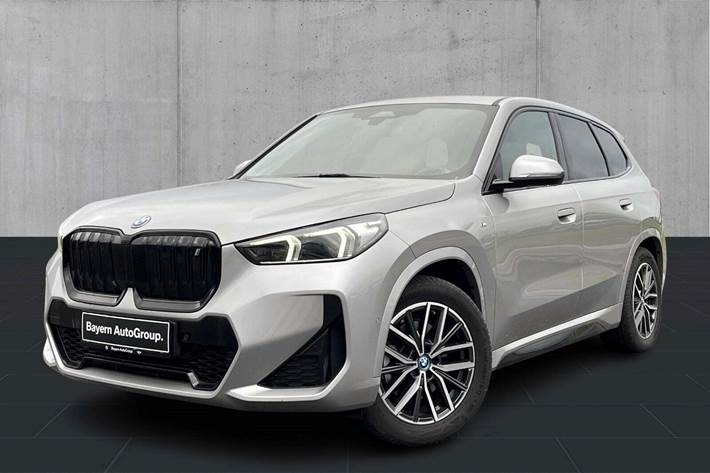 Grå BMW iX1 fra 2023 set udefra