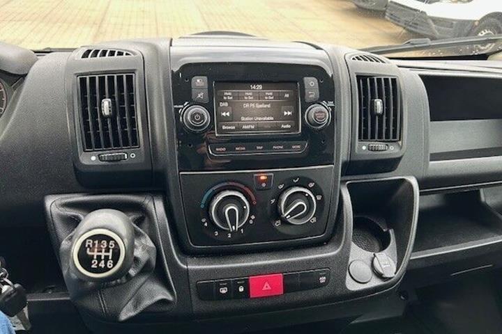 Hvid Citroën Jumper 35+ fra 2021 set indefra