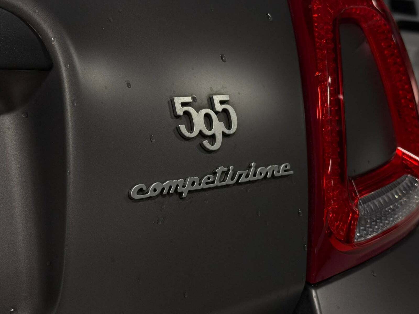 Grå Abarth 595 fra 2022 set udefra