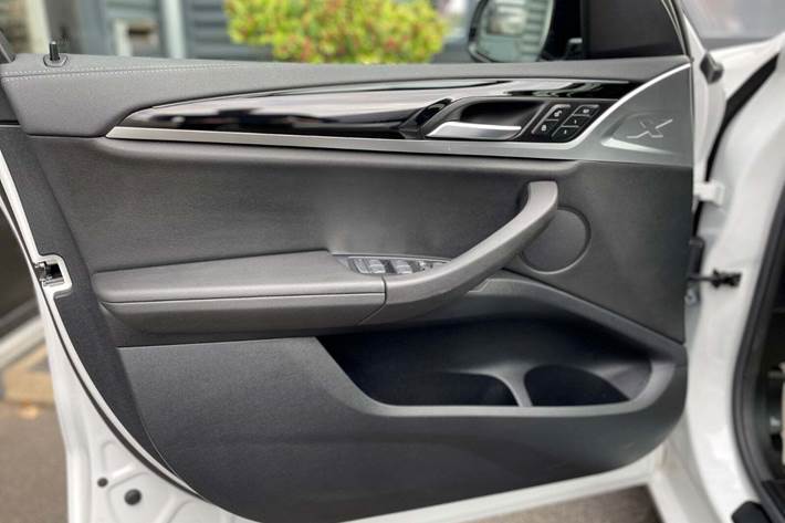 Hvid BMW iX3 fra 2023