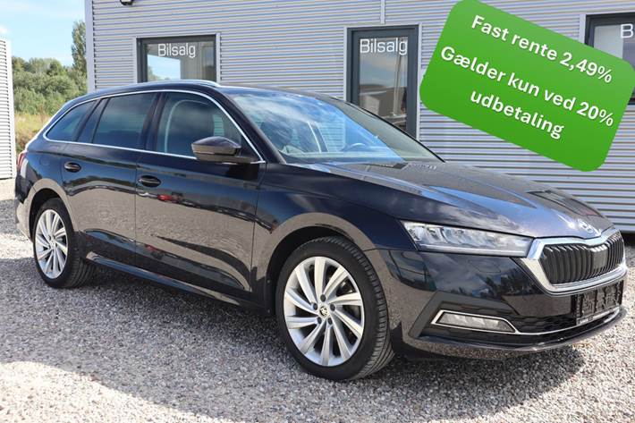 Sort Skoda Octavia fra 2022 set udefra