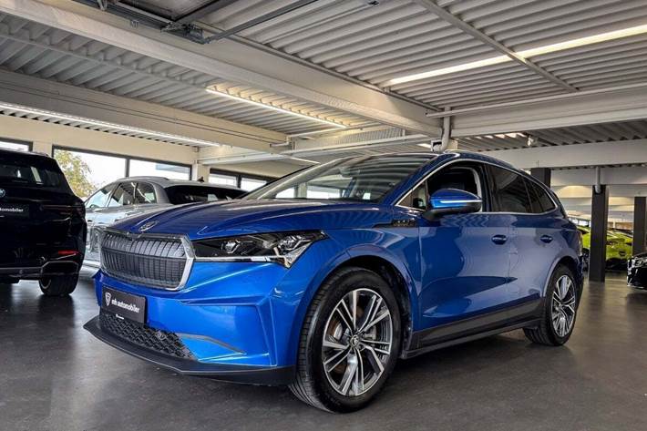 Blå Skoda Enyaq fra 2023 set udefra