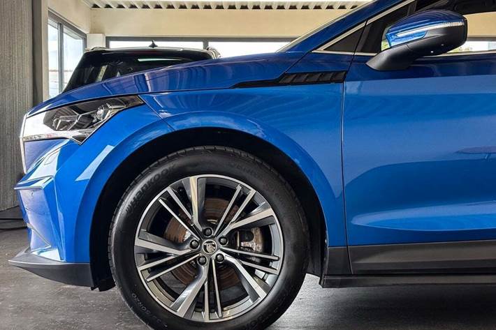 Blå Skoda Enyaq fra 2023