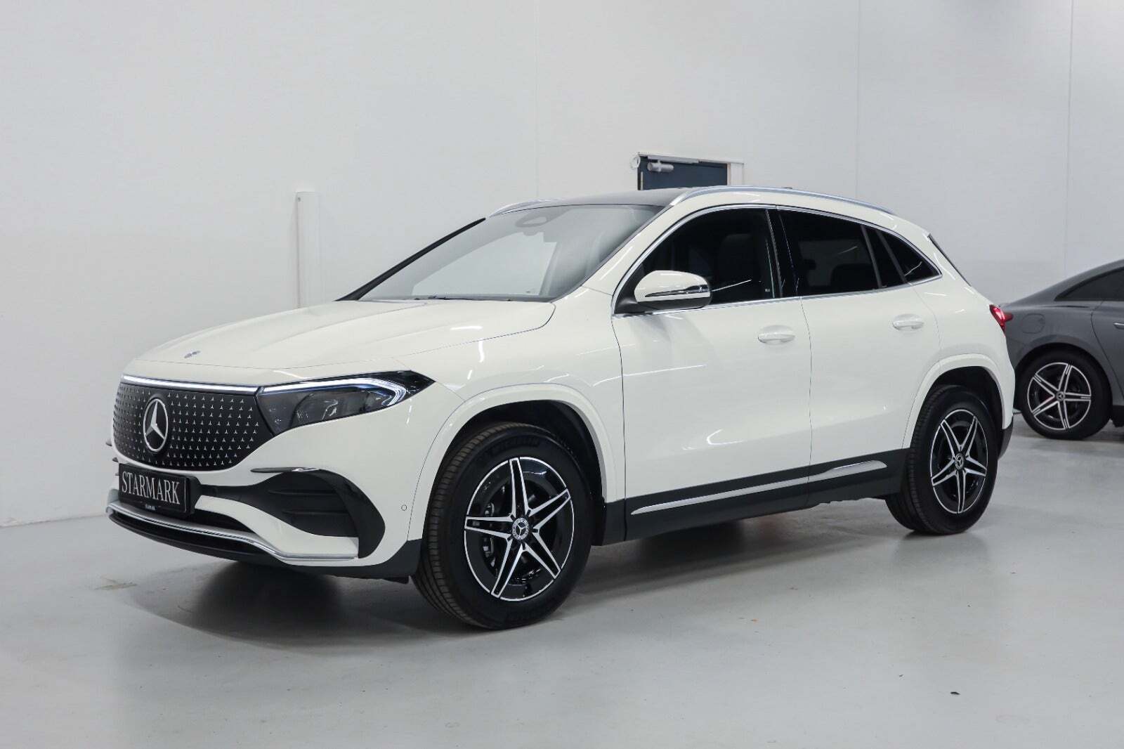 Hvid Mercedes EQA250+ fra 2025 set udefra