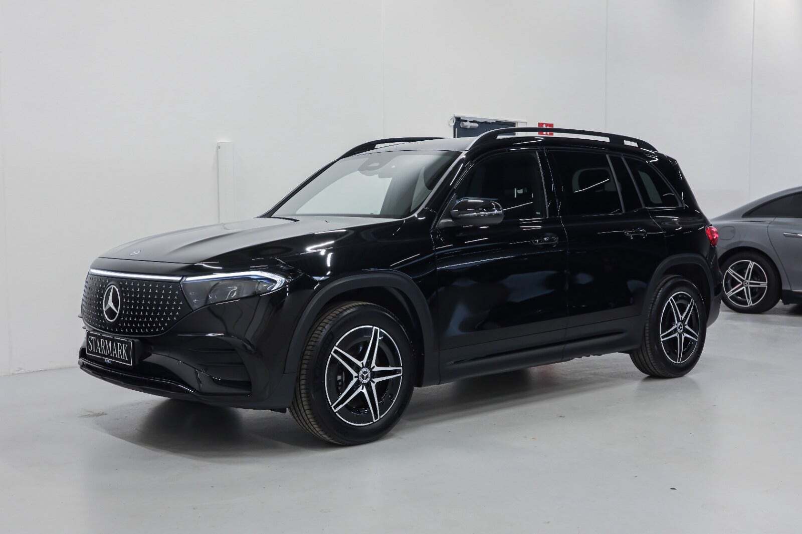 Sort Mercedes EQB250+ fra 2024 set udefra