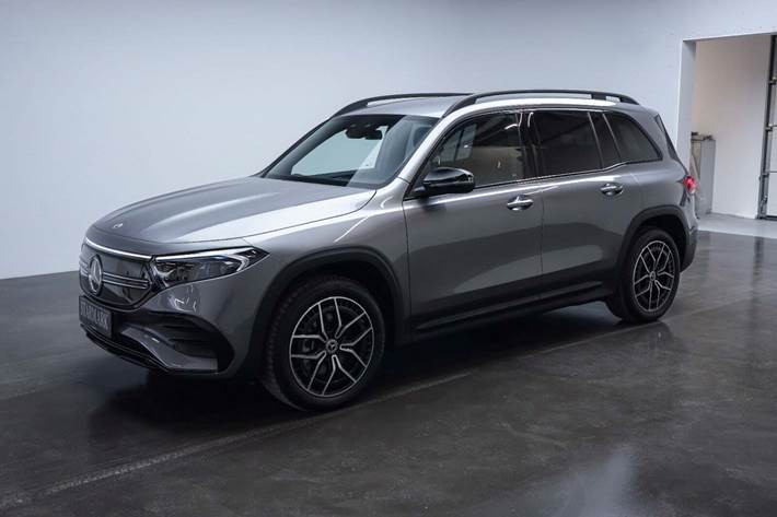 Grå Mercedes EQB300 fra 2024 set udefra