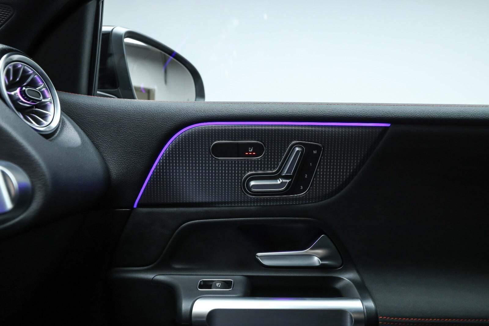 Grå Mercedes EQB300 fra 2023