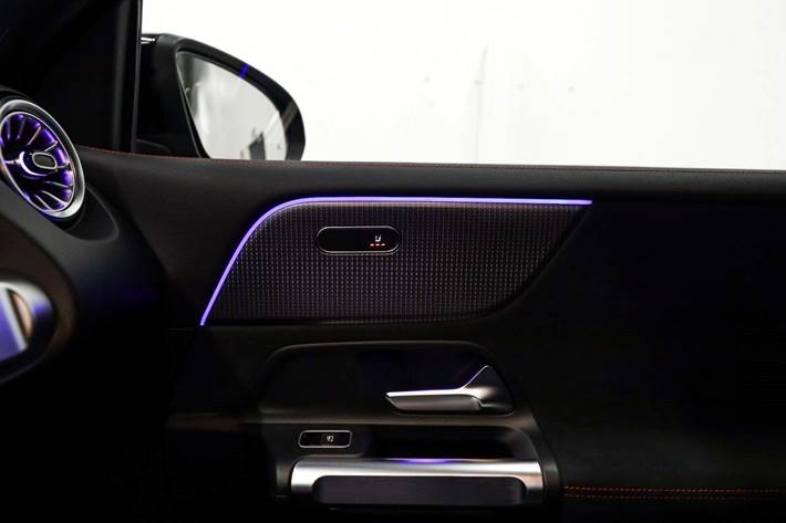 Sort Mercedes EQB350 fra 2022