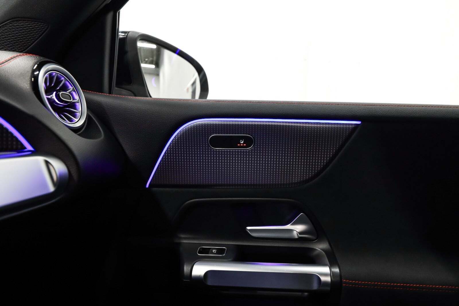 Sort Mercedes EQB250+ fra 2023