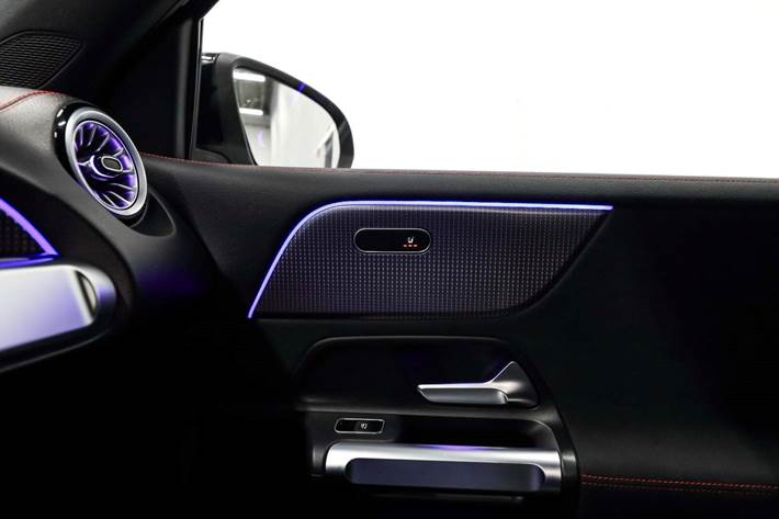 Sort Mercedes EQB250+ fra 2023