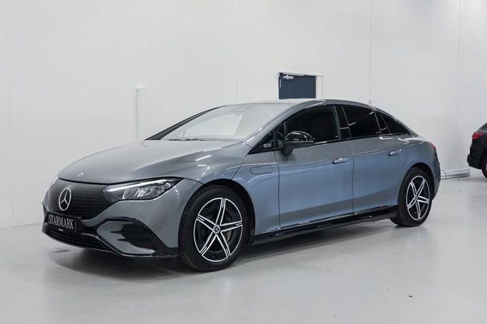 Grå Mercedes EQE350 fra 2024 set udefra