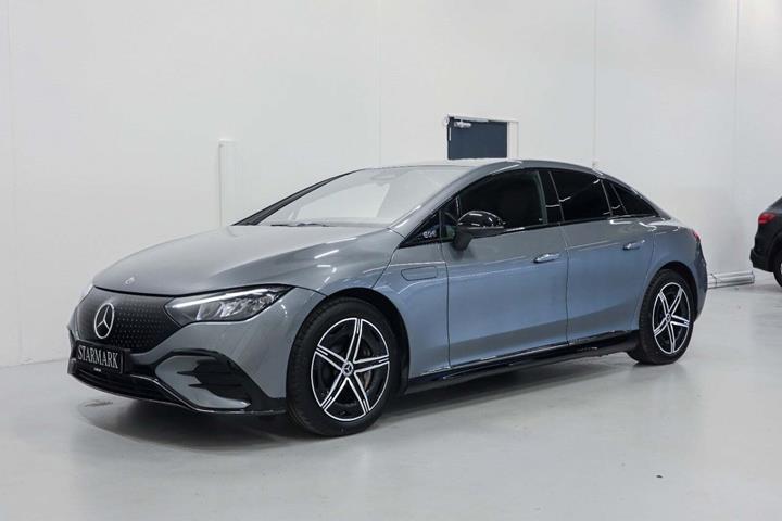 Grå Mercedes EQE350 fra 2024 set udefra