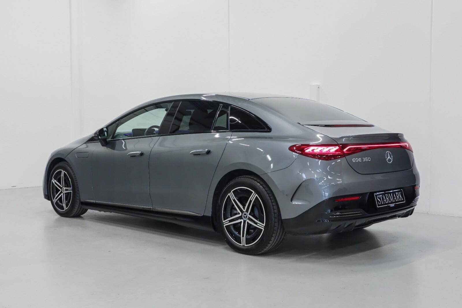 Grå Mercedes EQE350 fra 2024