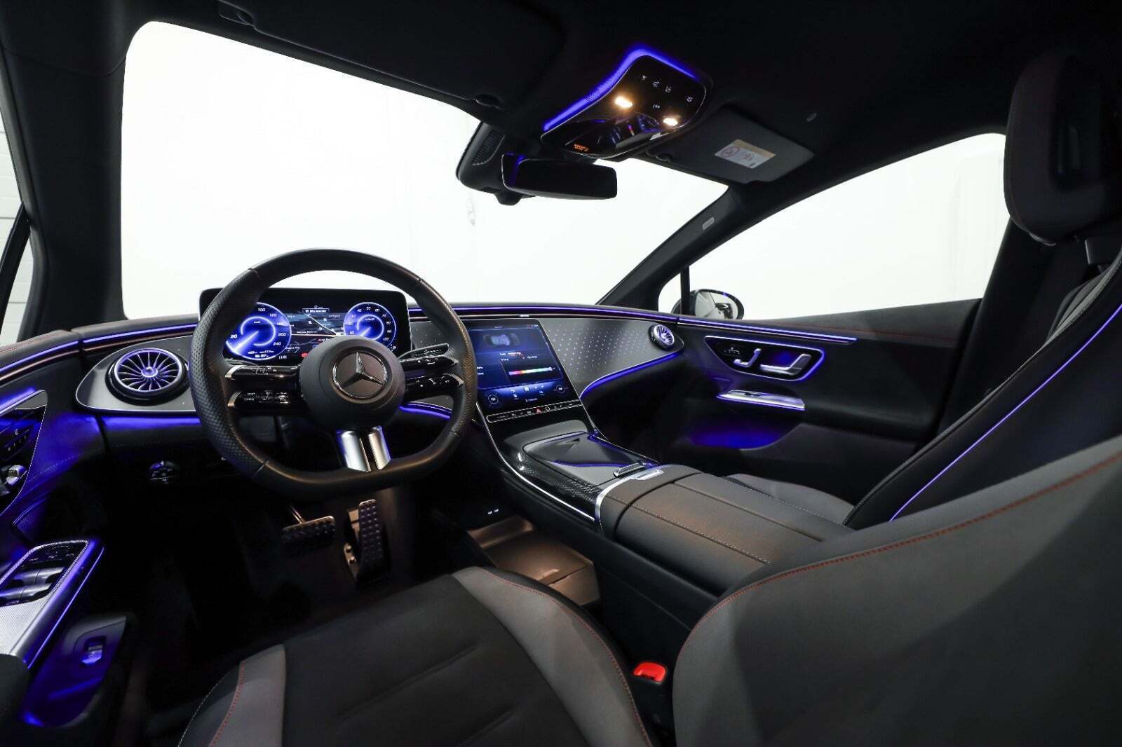 Grå Mercedes EQE350 fra 2024