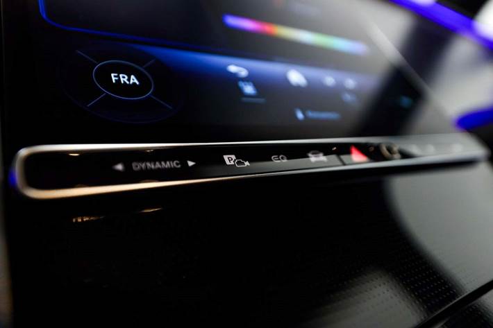 Grå Mercedes EQE350 fra 2024