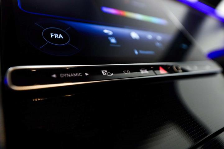 Grå Mercedes EQE350 fra 2024