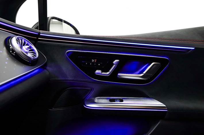 Grå Mercedes EQE350 fra 2024