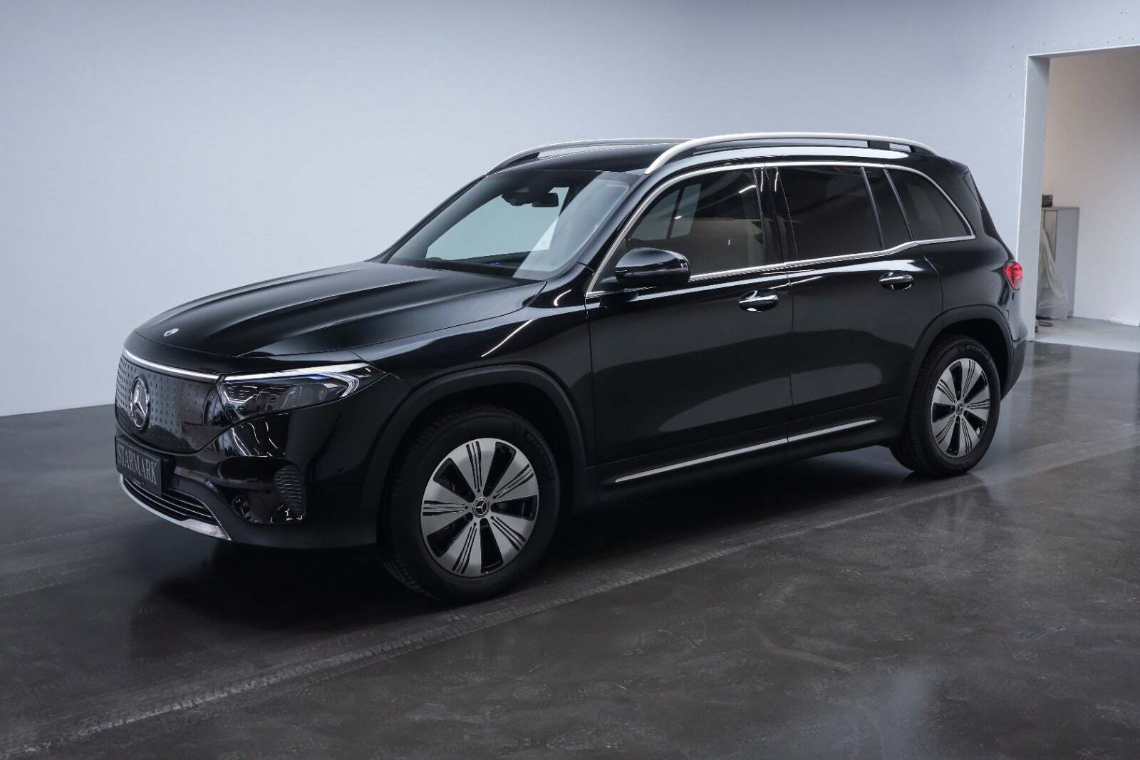 Sort Mercedes EQB350 fra 2024 set udefra