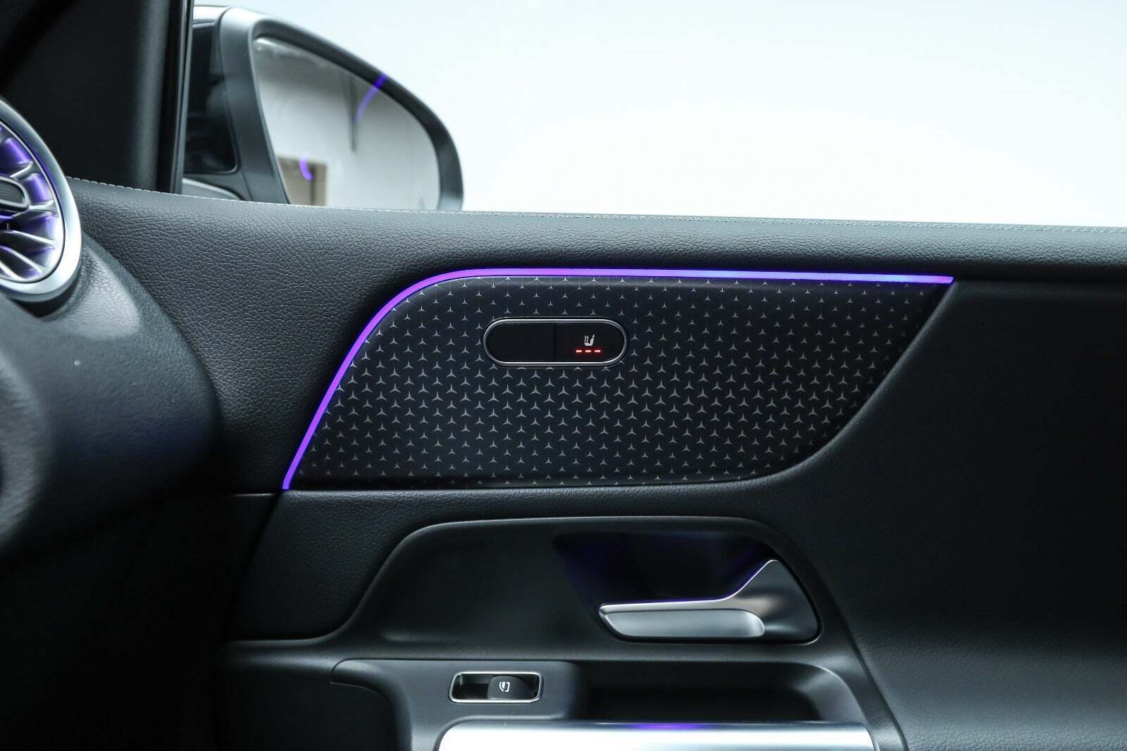 Sort Mercedes EQB350 fra 2024