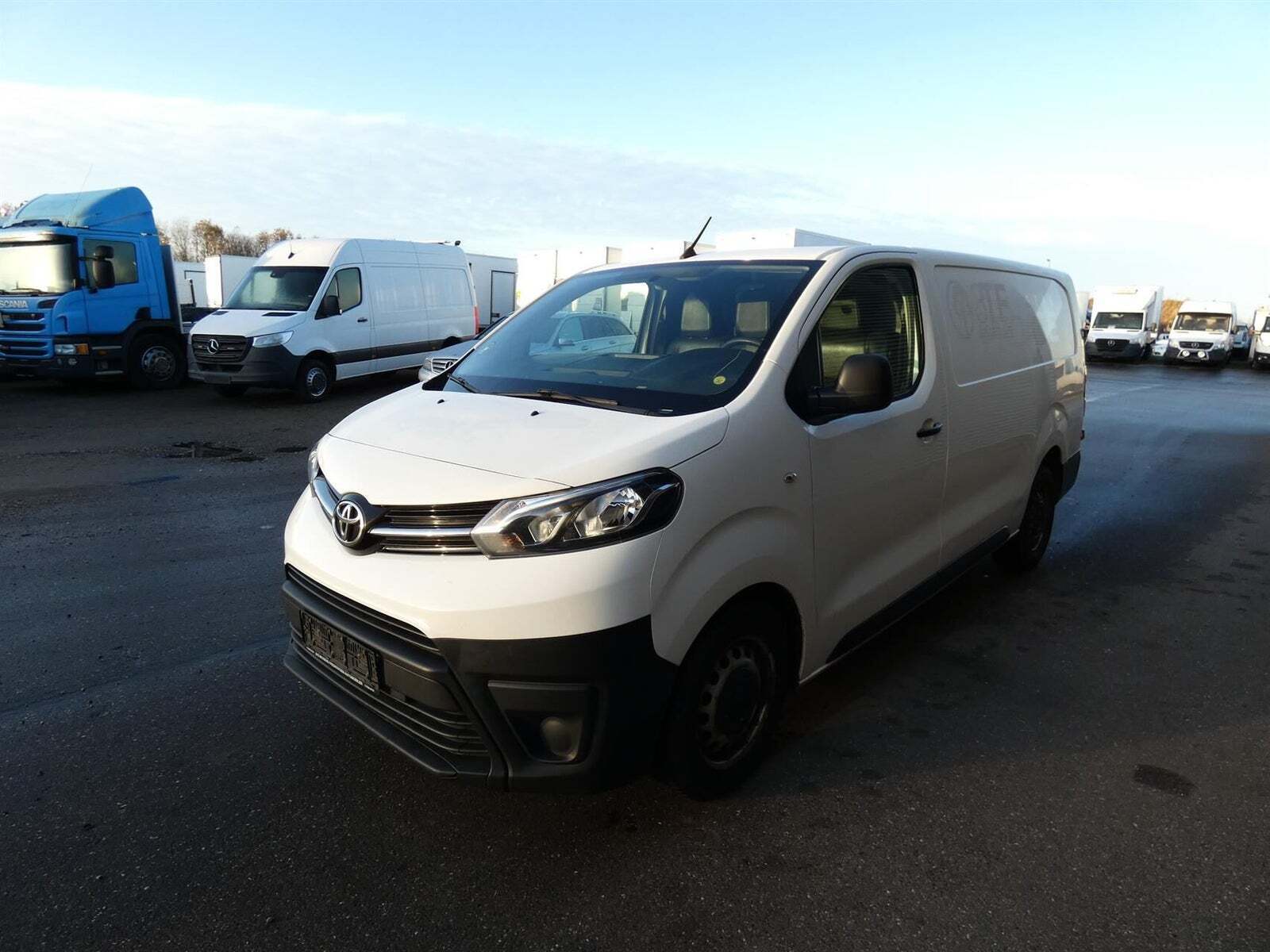 Hvid Toyota ProAce fra 2017