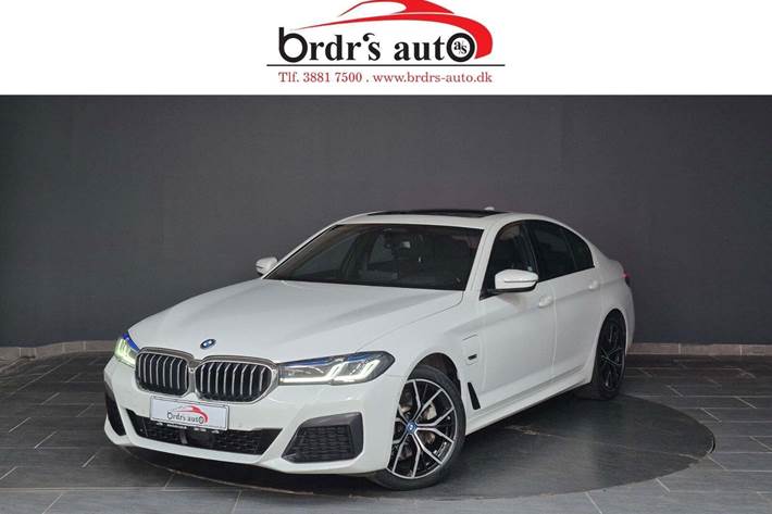 Hvid BMW 530e fra 2022 set udefra