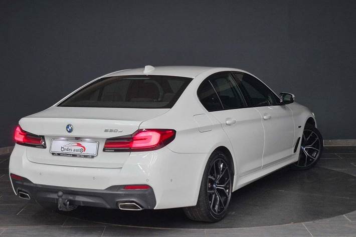 Hvid BMW 530e fra 2022