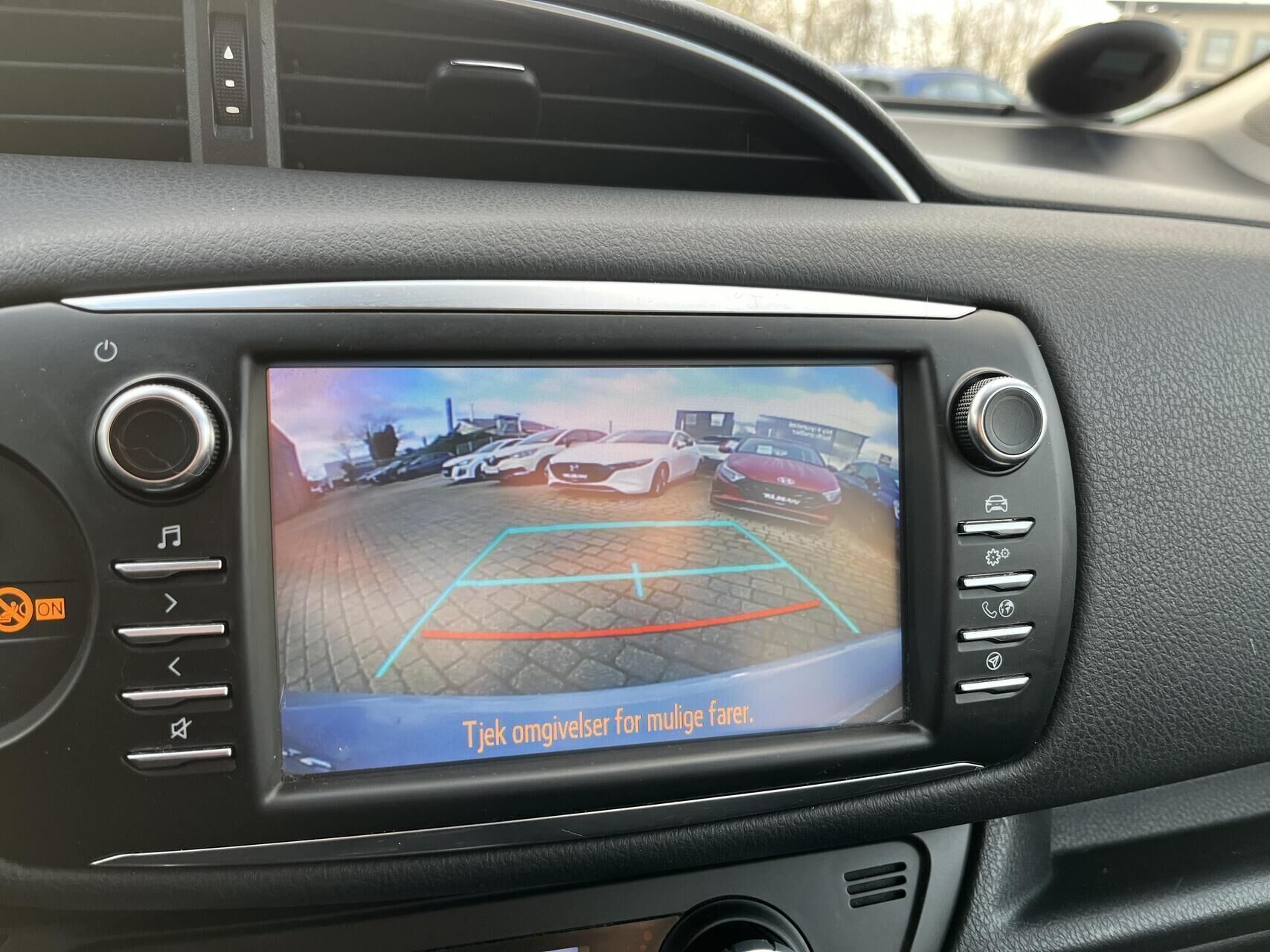 Grå Toyota Yaris fra 2018