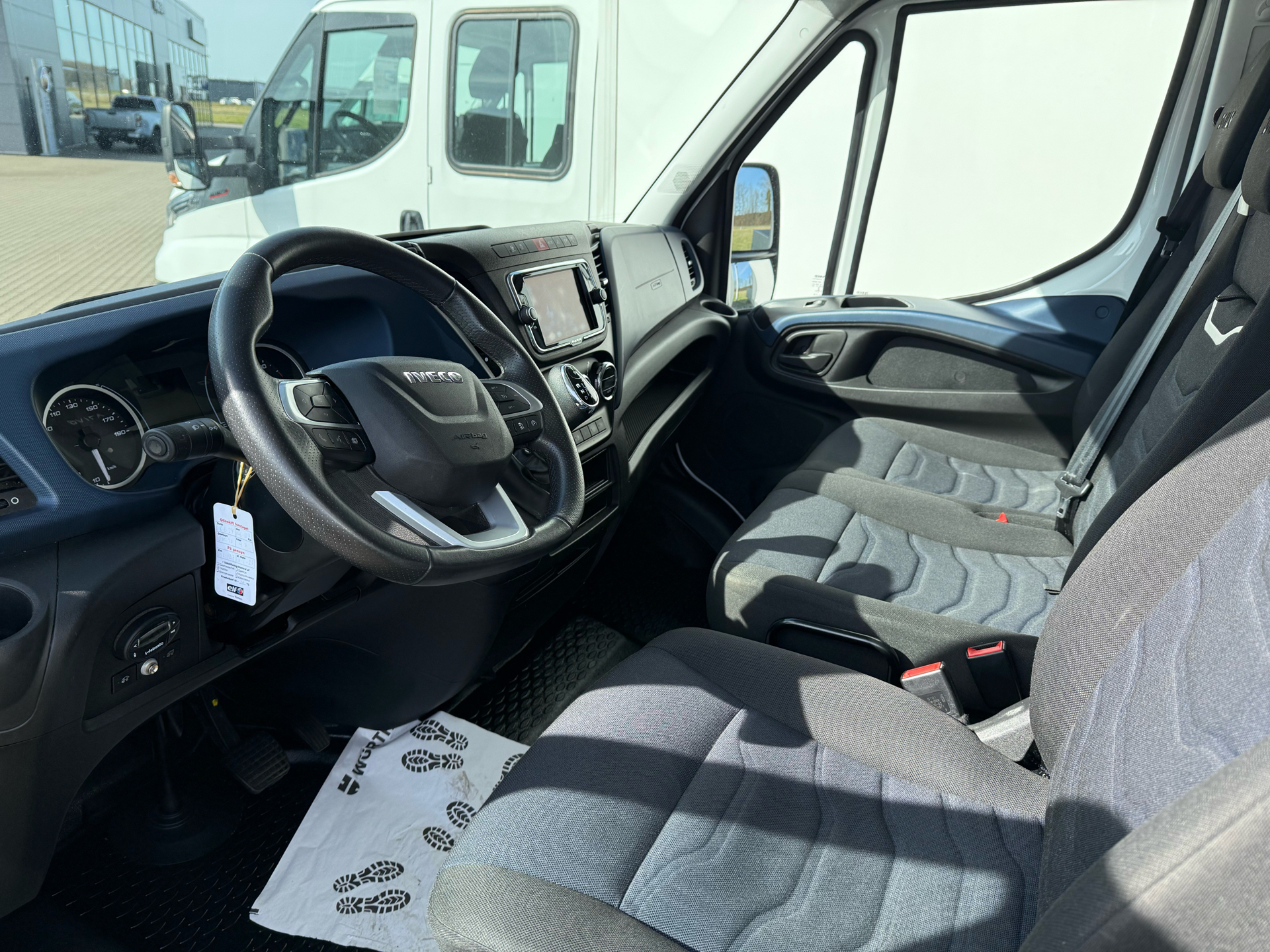 Iveco Daily 2,3 35C16 3750mm D m/Alukasse med lift Hi-Matic 156HK Ladv./Chas. 8g Aut.
