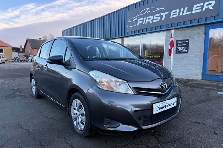 Grøn Toyota Yaris fra 2012 set udefra