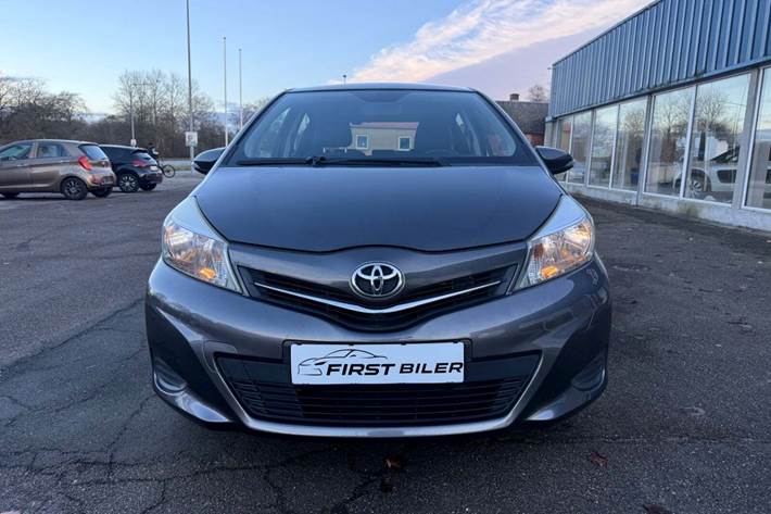 Grøn Toyota Yaris fra 2012