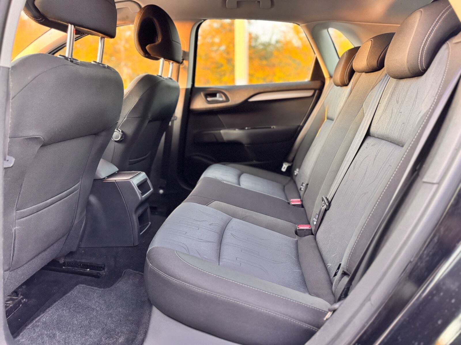 Grøn Citroën C4 Aircross fra 2012 set indefra