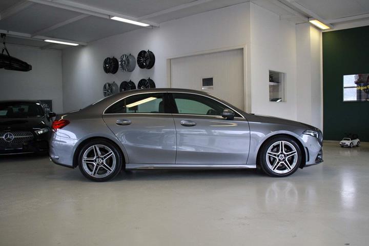 Grå Mercedes A180 d fra 2020