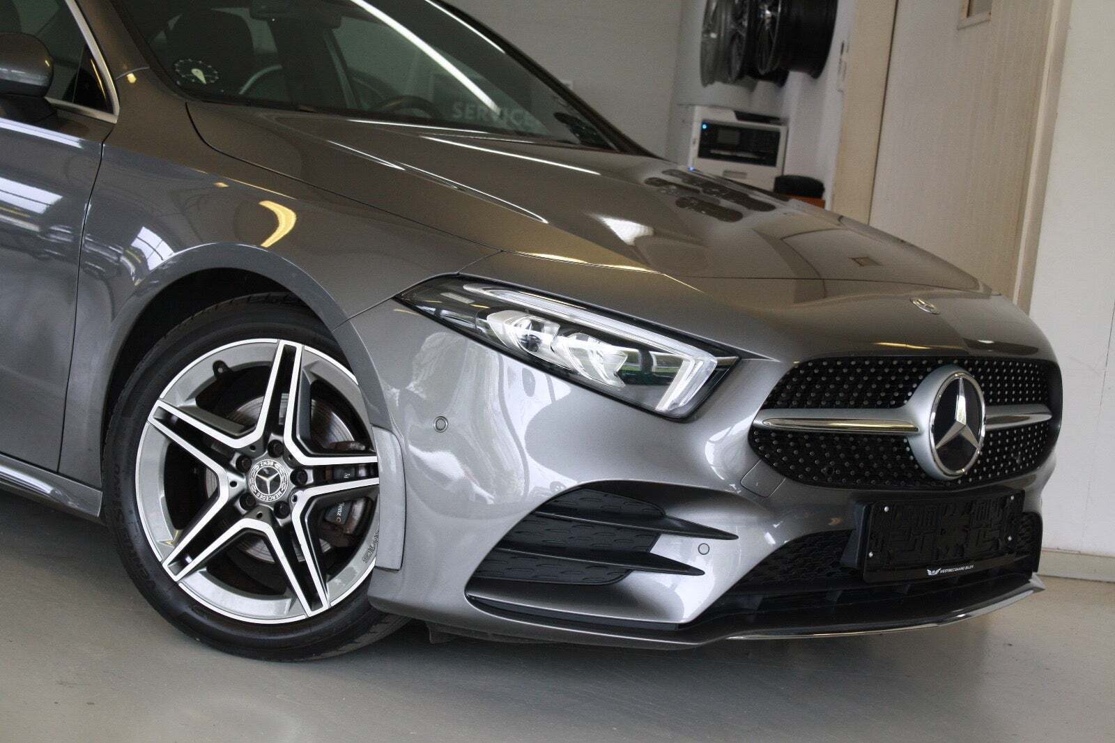 Grå Mercedes A180 d fra 2020