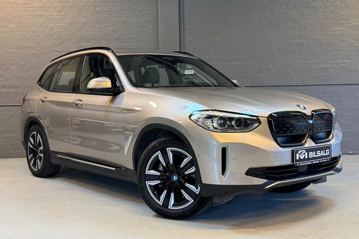 Orange BMW iX3 fra 2021 set udefra