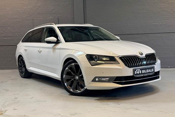 Hvid Skoda Superb fra 2016 set udefra