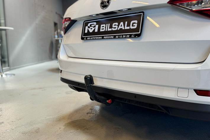 Hvid Skoda Superb fra 2016